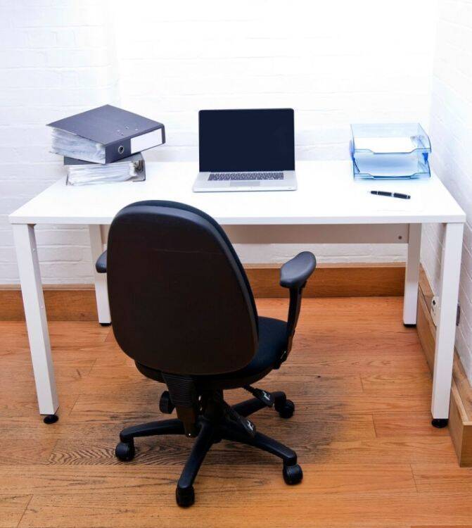 Biurko do biura w domu. Co sprawdzi się w home office?